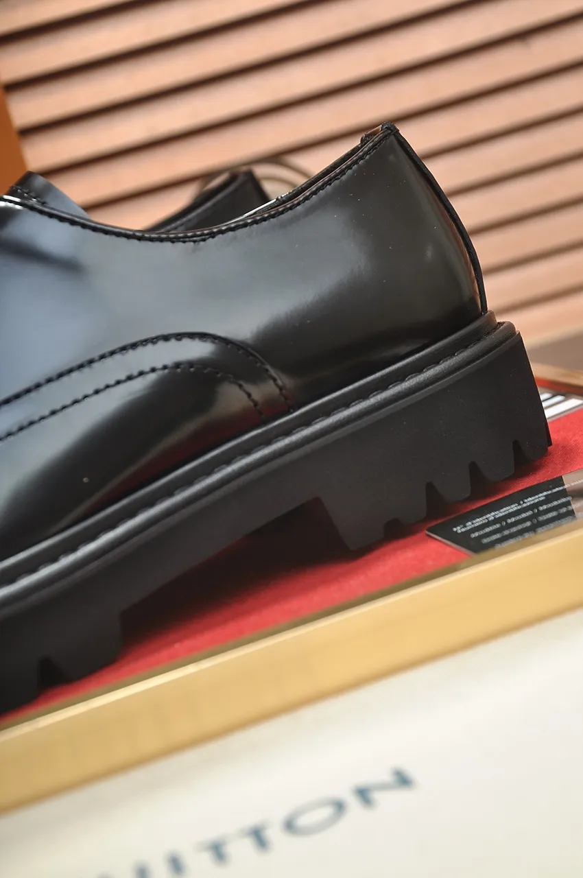 Men's men's shoes 💰640💶 [LV] (original single cowhide lining) 🍀LV's latest genuine leather business suit shoes are launched simultaneously on the official website. The first-layer cowhide imported from Italy is made of heavy gold, 💥official website 1:1 rubber outsole. Versatile to wear, high-end without losing class, and the color combination is extraordinary. This four-season style is alluring when worn on your feet, showing off your big-name flair. Standard code 38-45 (45 customized)